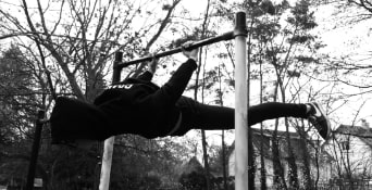 Ewan Guilleret en Back Lever sur une barre de gym